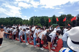 韶山传来振奋人心的一幕！北大学生向毛主席鞠躬，向伟人致敬！